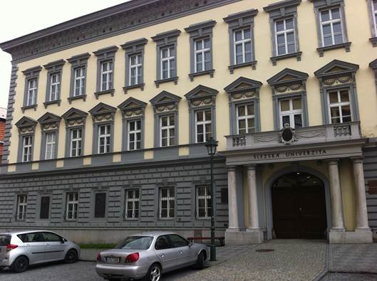 Pamtn deska TGM je umstna na budov Slezsk univerzity na Masarykov td