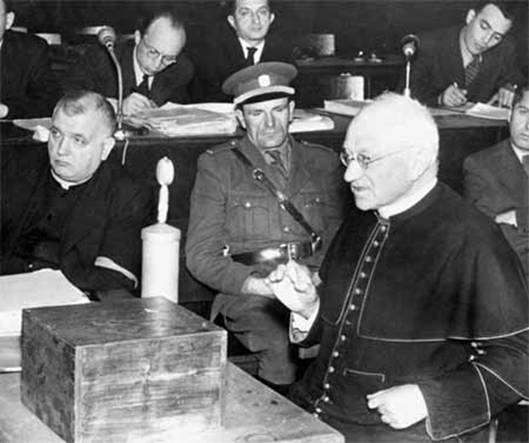 Arcibiskup Kmeko (vpravo) bhem vpovdi v procesu s Tisem