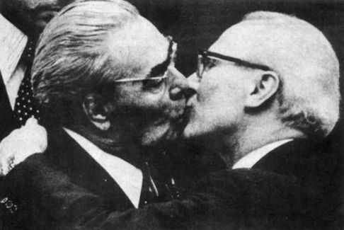 Erich Honecker v objet s Leonidem Brenvem