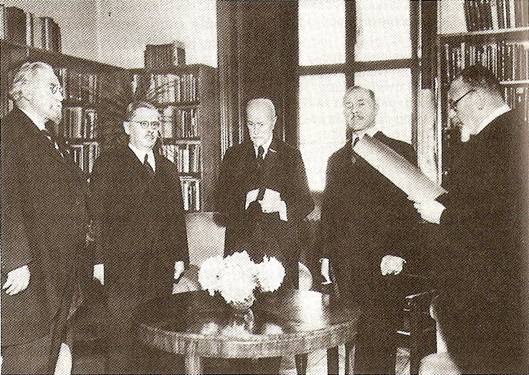 Abdikan akt: (zleva) pedseda sentu dr. Soukup, pedseda poslaneck snmovny Jan Malypetr, T. G. Masaryk, premir Milan Hoda