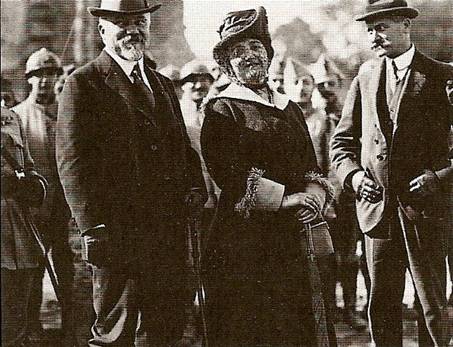 Clemenceau (vlevo) se svou enou po vyhlen Versaillesk smlouvy