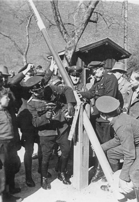 Rakout a nmet pohraninci demontuj hranin zvory, bezen 1938