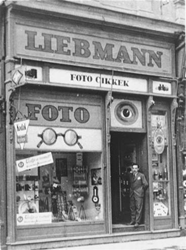 Liebermannv obchod s optikou a fotografickmi potebami v Szegedu, 1930