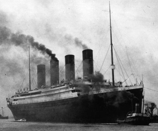 Titanic opout pstav Southampton s pomoci zremorkru
