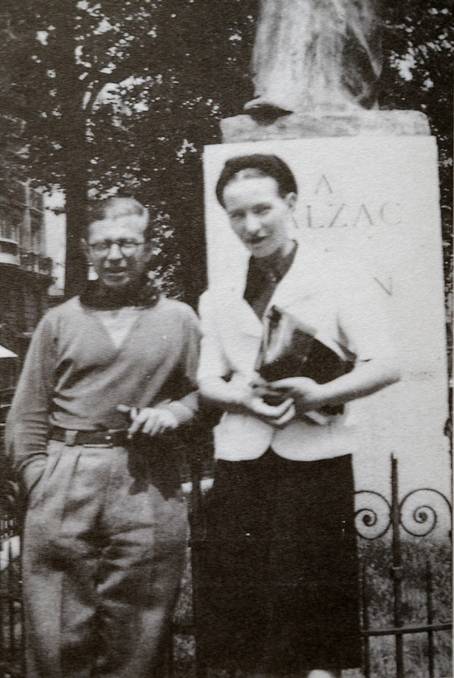 Jean-Paul Sartre a spisovatelka Simone de Beauvoirov u Balzacova pamtnku