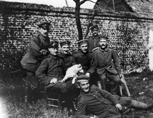 Hitler (pln vpravo) jako vojk vroce 1915