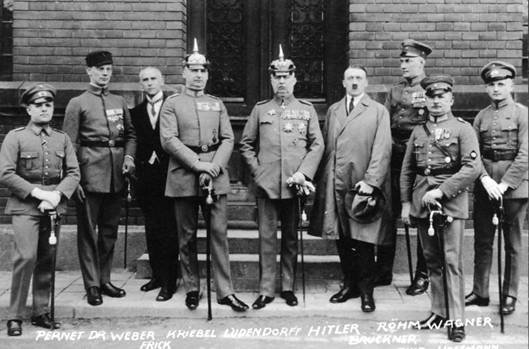 Hitler (tvrt zprava), Ludendorff a dal astnci z Hitler-Ludendorffova pue vroce 1924