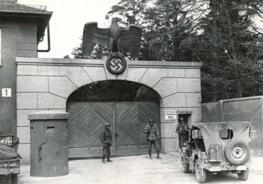 Amerian ped brnou koncentranho tbora v Dachau
