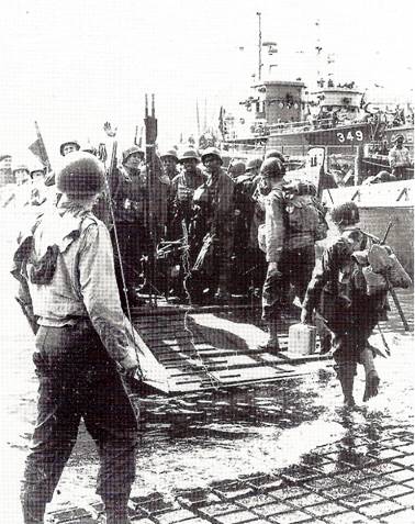 Amerit vojci nastupuj vbritskm pstavu do pepravnch lun