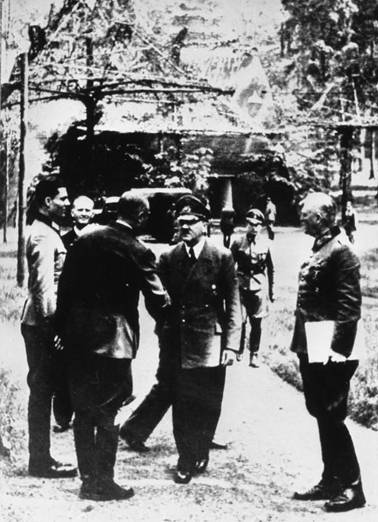 Claus von Stauffenberg (zcela vlevo) poprv ve Vlm doupti 15. ervence 1944