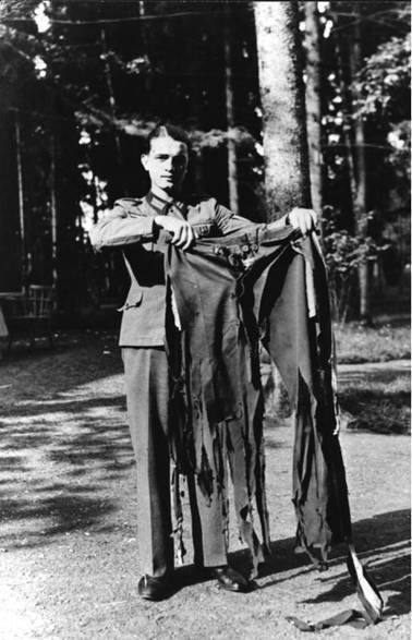 Jeden zdstojnk ukazuje, vjakm stavu byly Hitlerovy kalhoty po vbuchu nloe