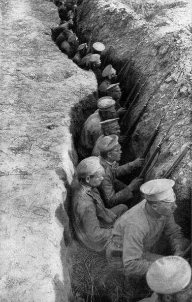 Prvn svtov vlka. Rut vojci ekaj v zkopu na nmeck tok (1917)
