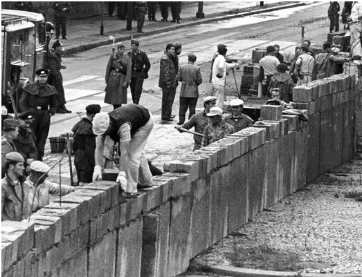 Hranice mezi vchodnm a zpadnm Berlnem byla uzavena na 13. srpna 1961
