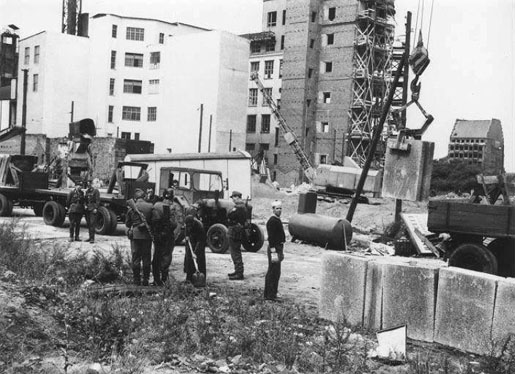 Vchodonmet vojci pozoruj, jak pokrauje stavba Berlnsk zdi