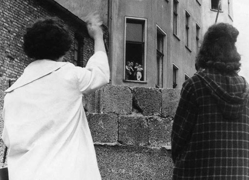 Na fotografii z 26. srpna 1961 mvaj dv eny v zpadnm Berln sv rodin ve vchodnm Berln