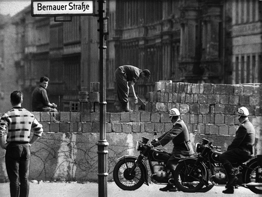 Lid v zpadn sti Berlna pihlej stavb Berlnsk zdi
