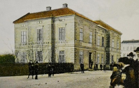 Budova hospodsk koly u kostela sv. Jana a Pavla, v n se zaalo vyuovat v roce 1899