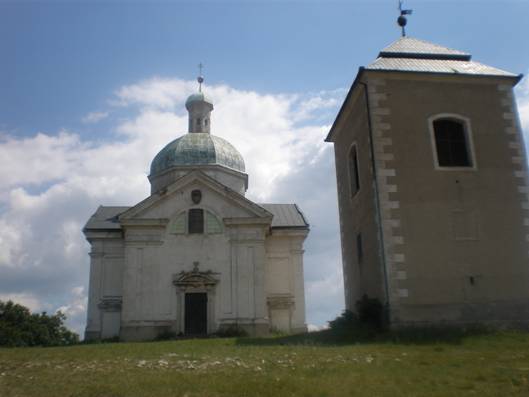 Kostel svatho ebestina a zvonice na vrcholu Svatho kopeku
